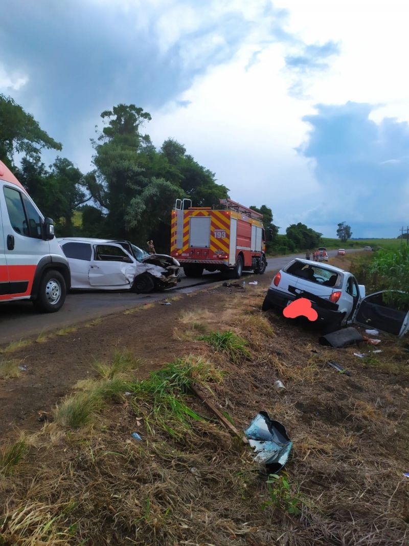 Família fica ferida em colisão entre carros de passeio na SC-355