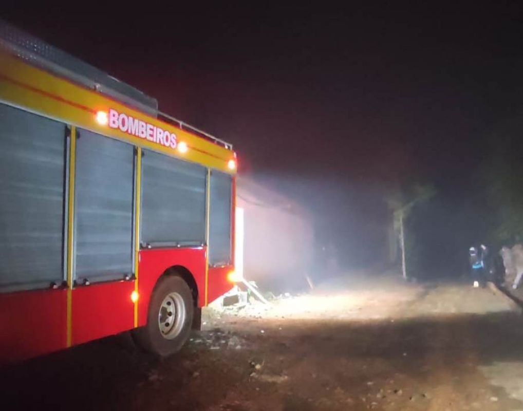 Incêndio em aviário mata cerca de 10 mil frangos no Oeste