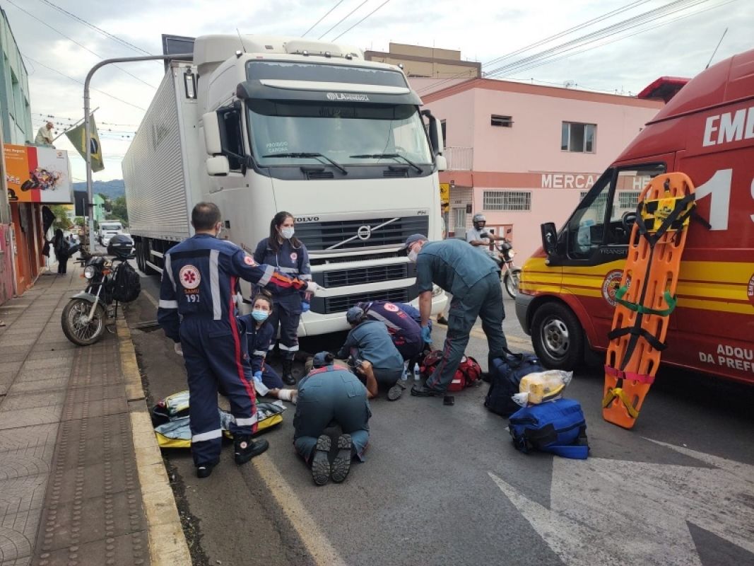 Motociclista sofre fratura exposta após ser arrastado por carreta