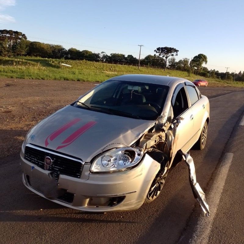 Motociclistas ficam feridos em colisão envolvendo carro de passeio na BR-153