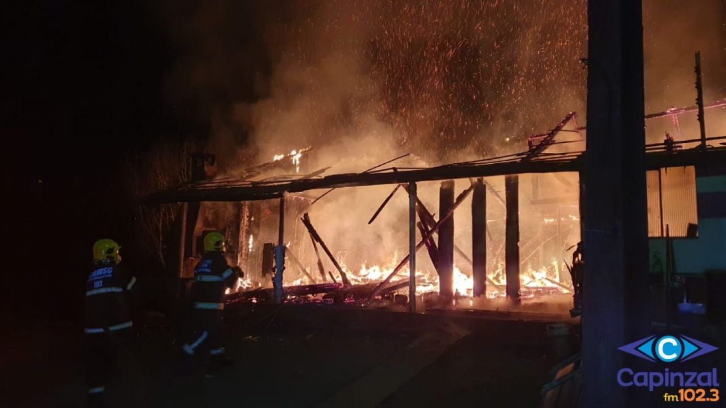 Residência é destruída por incêndio em Capinzal