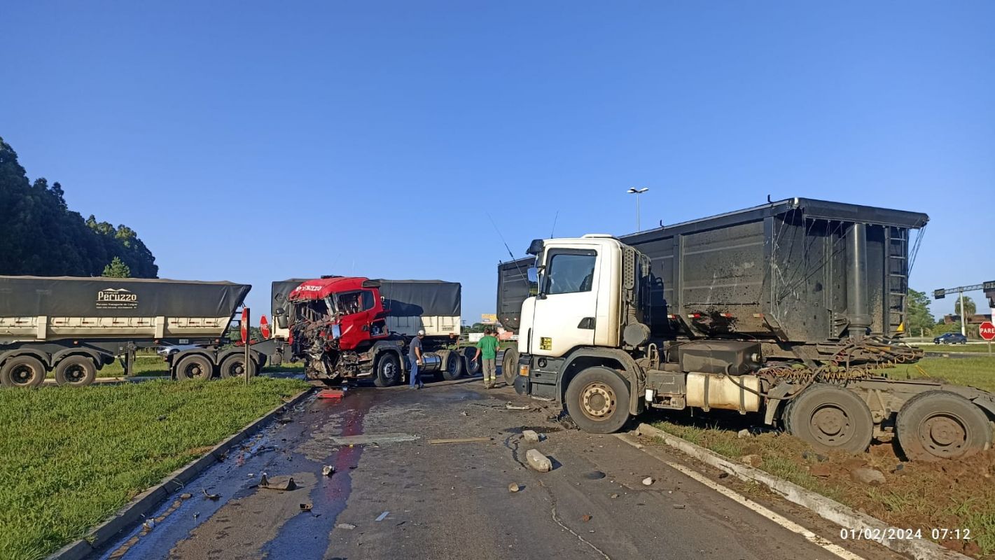 Bombeiros atendem colisão entre caminhões no trevão de Irani