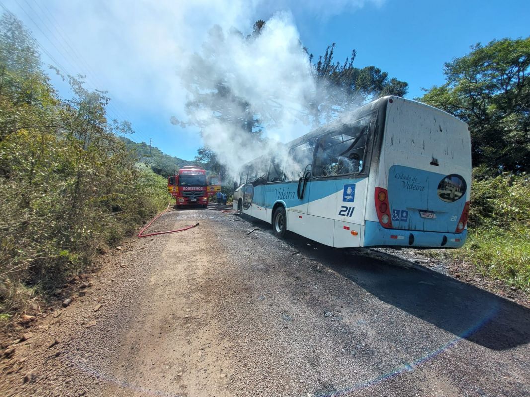 Ônibus da prefeitura de Videira pega fogo no interior do município