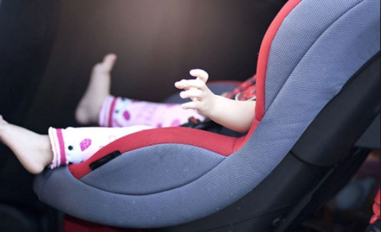 Mãe de bebê preso dentro de carro explica o incidente