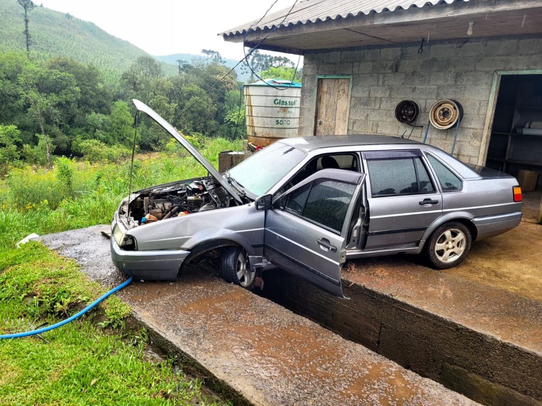 Motorista salta de veículo ao perceber fogo no painel em Catanduvas