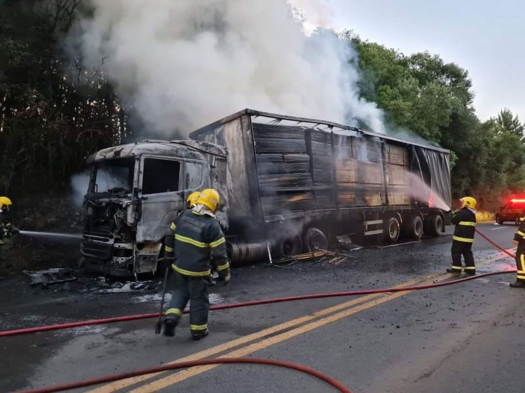 Bombeiros levam cinco horas para conter incêndio em veículo em Campos Novos