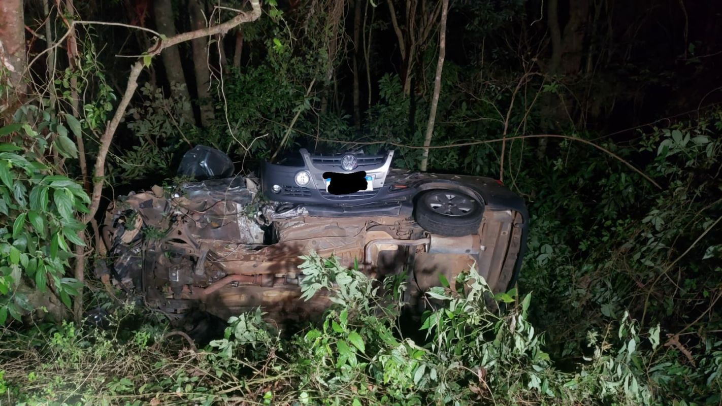 Motorista fica preso em veículo após colidir em caminhão e capotar na SC-283