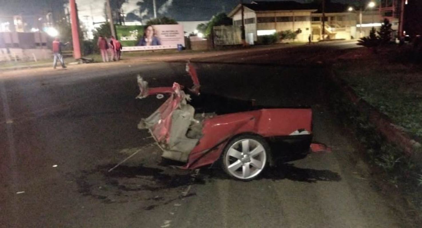  Veículo se parte ao meio após bater em poste e motorista é socorrido com ferimentos graves