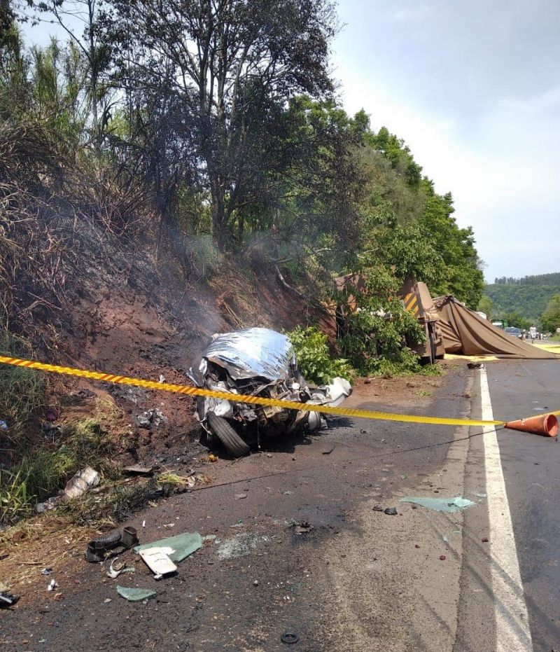 Vítima morre carbonizada após carro colidir contra caminhão em Cunha Porã