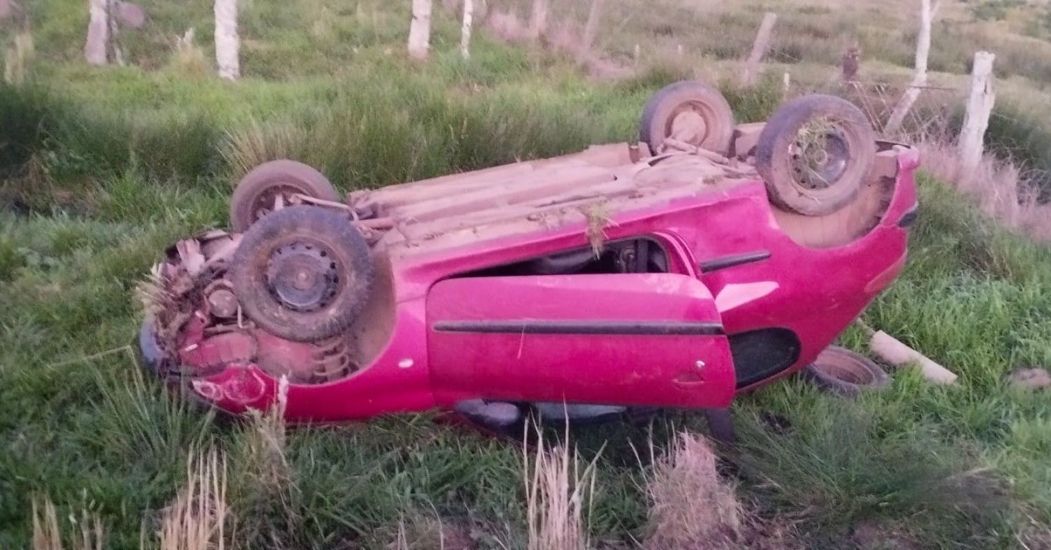 Quatro pessoas são socorridas após veículo capotar na SC-473 em Irani