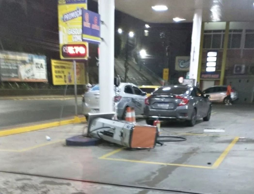 Carro invade posto de combustível após ser atingido por outro veículo em Joaçaba