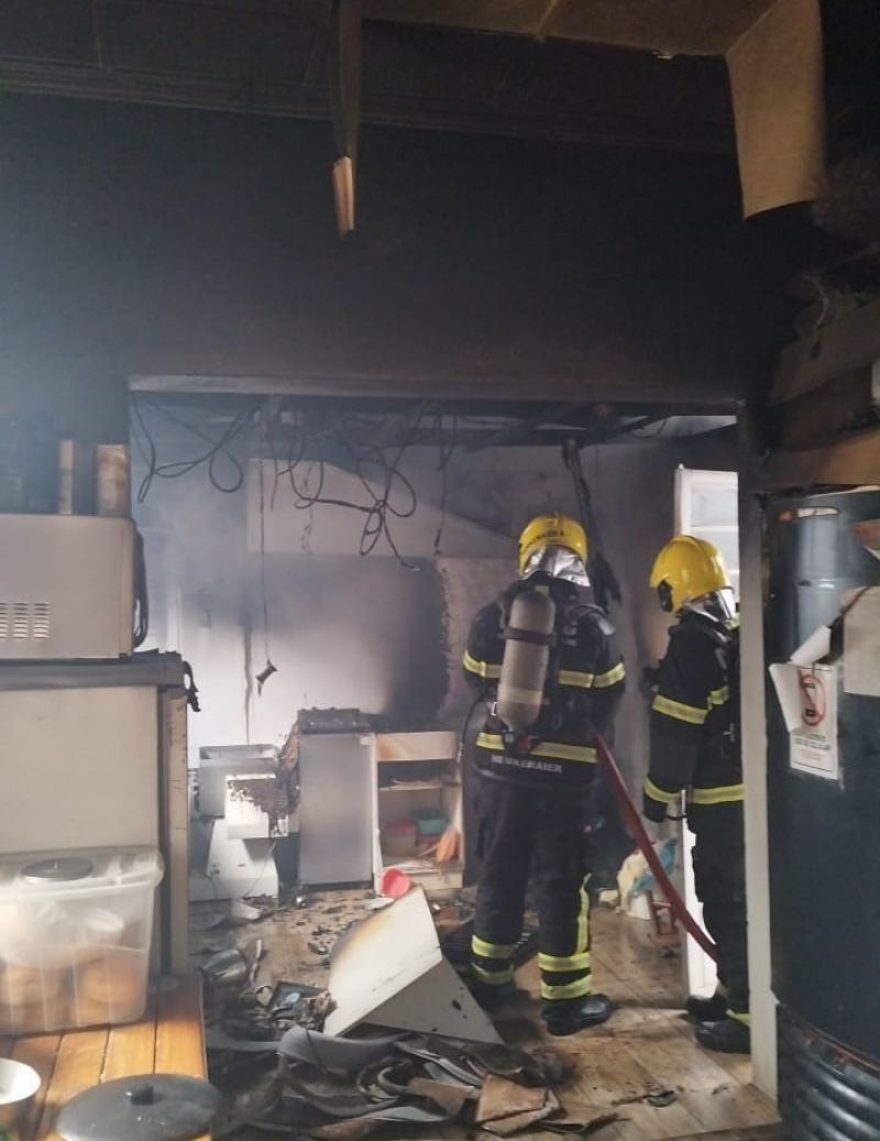 Incêndio em fritadeira elétrica danifica cozinha de pastelaria