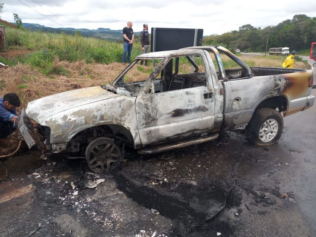  Caminhonete fica destruída após ser atingida por incêndio em Erval Velho