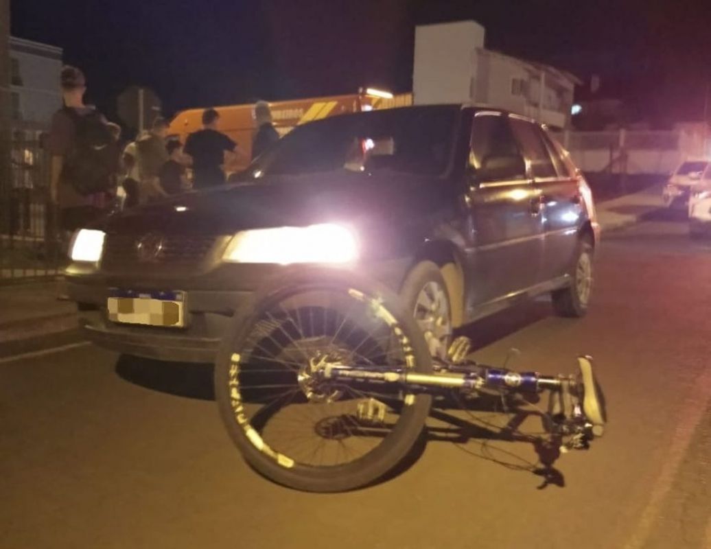 Adolescente tem suspeita de traumatismo após carro atingir bicicleta