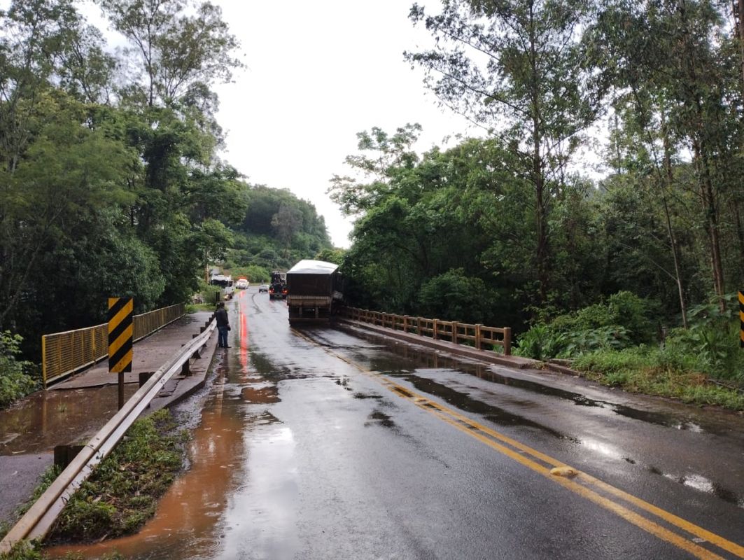 Bitrem fica pendurado em cima de ponte ao sair da pista na SC-157