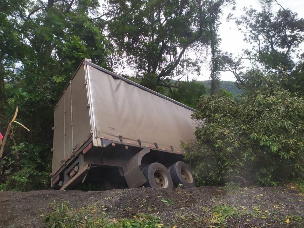 Caminhão sai da pista e quase cai em ribanceira na BR-282