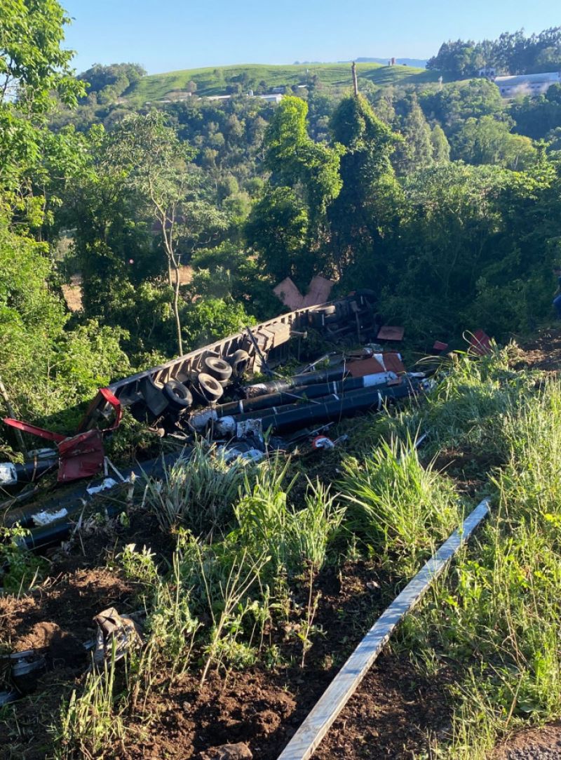 Carreta sai da pista e desce ribanceira na BR-153