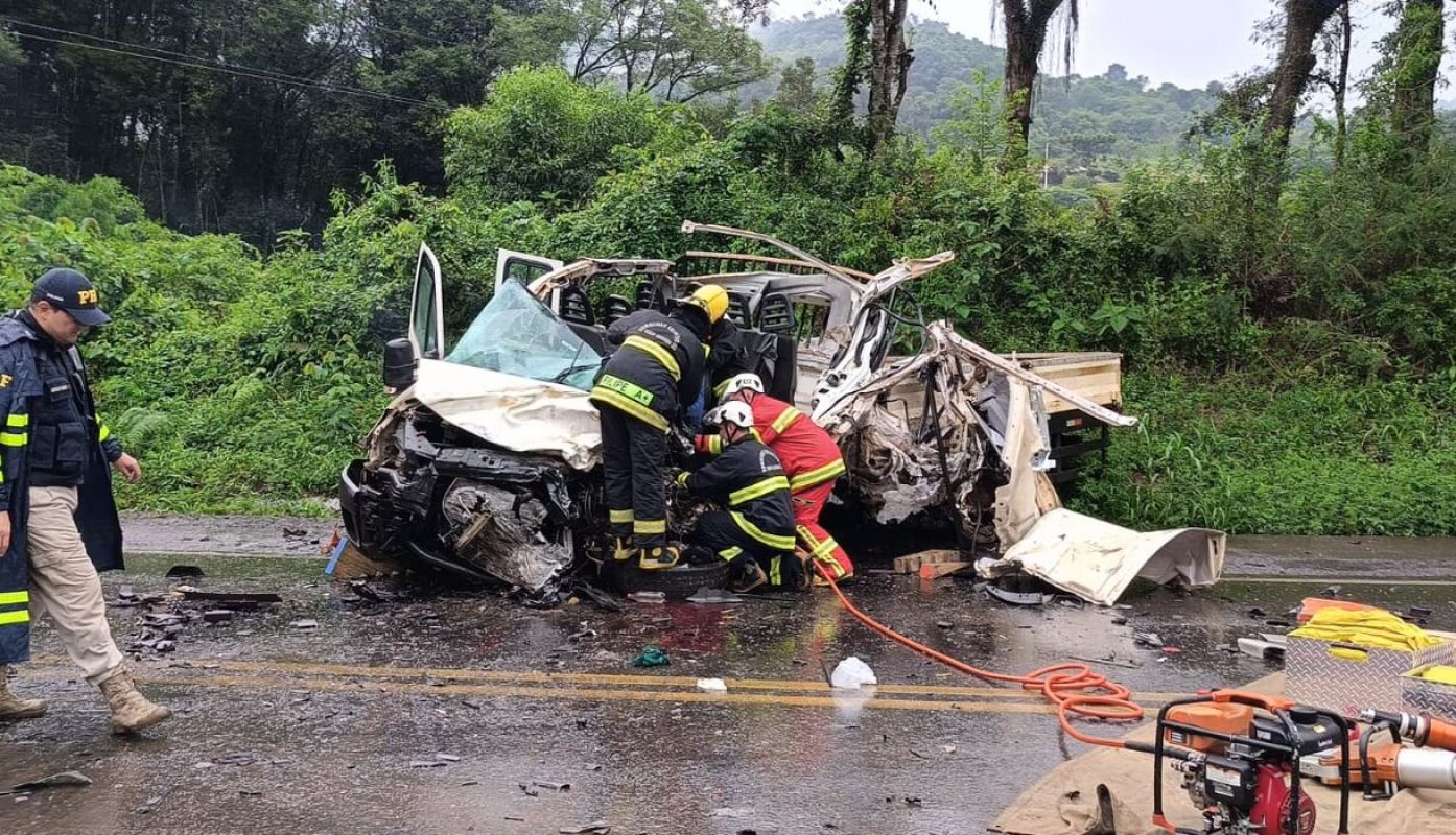 Três pessoas ficam feridas em grave acidente na BR-153