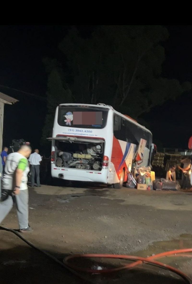 Bombeiros combatem incêndio em ônibus de turismo no Oeste