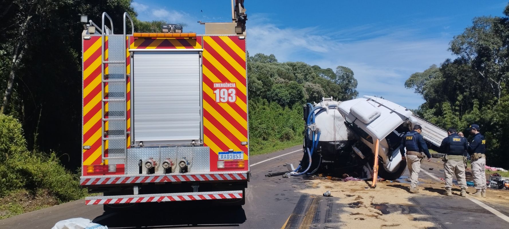  Colisão entre caminhão e carreta deixa três feridos na BR-282