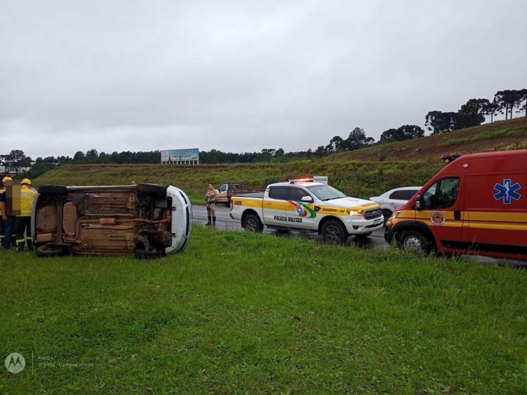 Colisão entre veículos deixa mulher ferida na BR-282