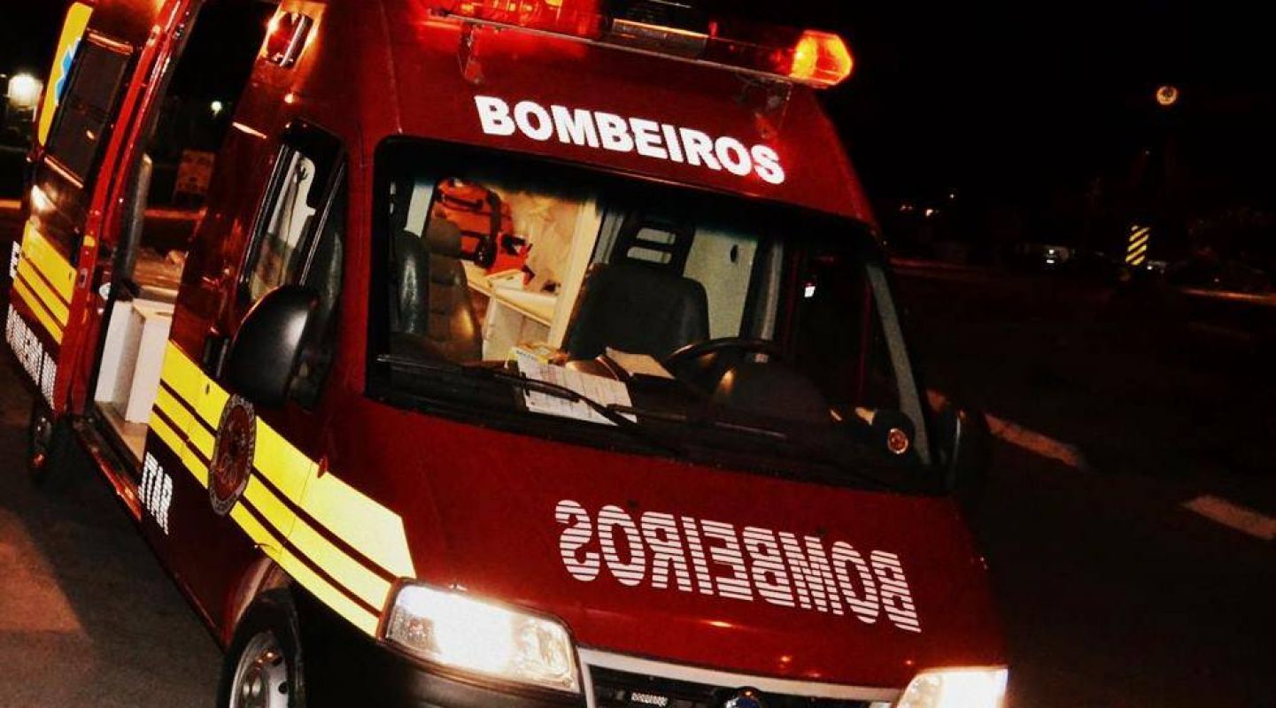 Criança é atropelada após soltar a mão da mãe e correr para a rua.