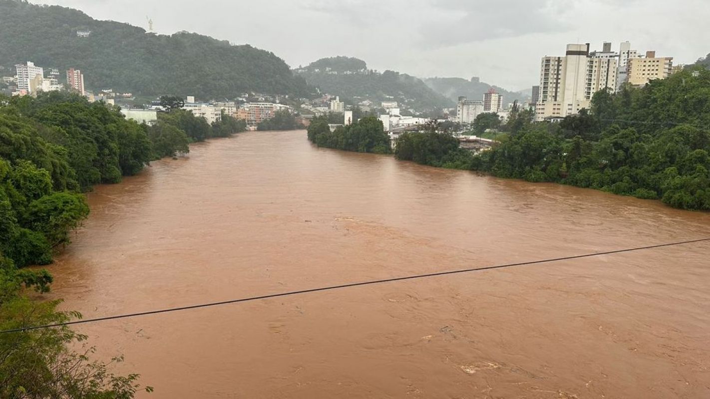 Rio do Peixe, em Joaçaba, se aproxima da cota de atenção para inundação