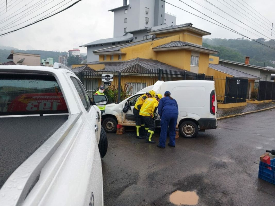 Homem fica ferido após colisão entre veículos no Oeste de SC