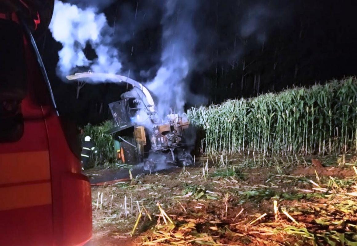 Máquina agrícola é atingida por incêndio durante colheita em lavoura