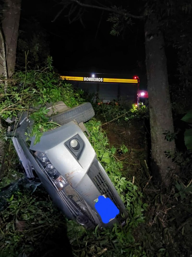 Veículo despenca e mulher fica ferida na SC-135