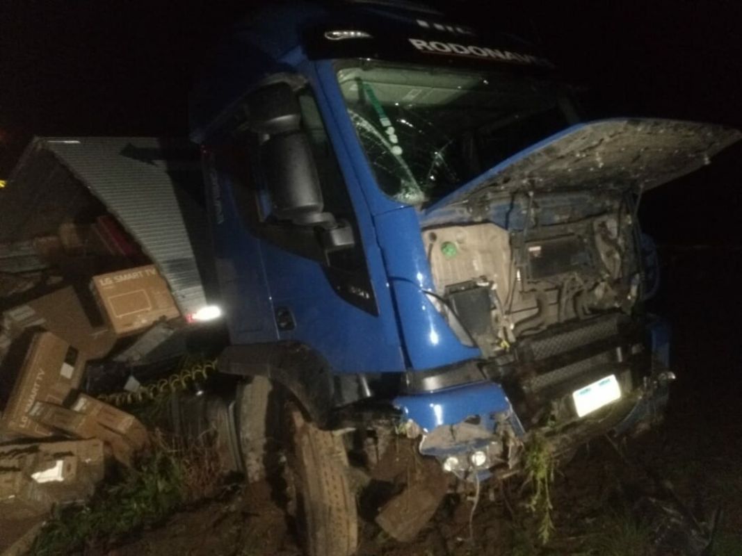 Homem fica ferido após tombar caminhão carregado de televisões na BR-282