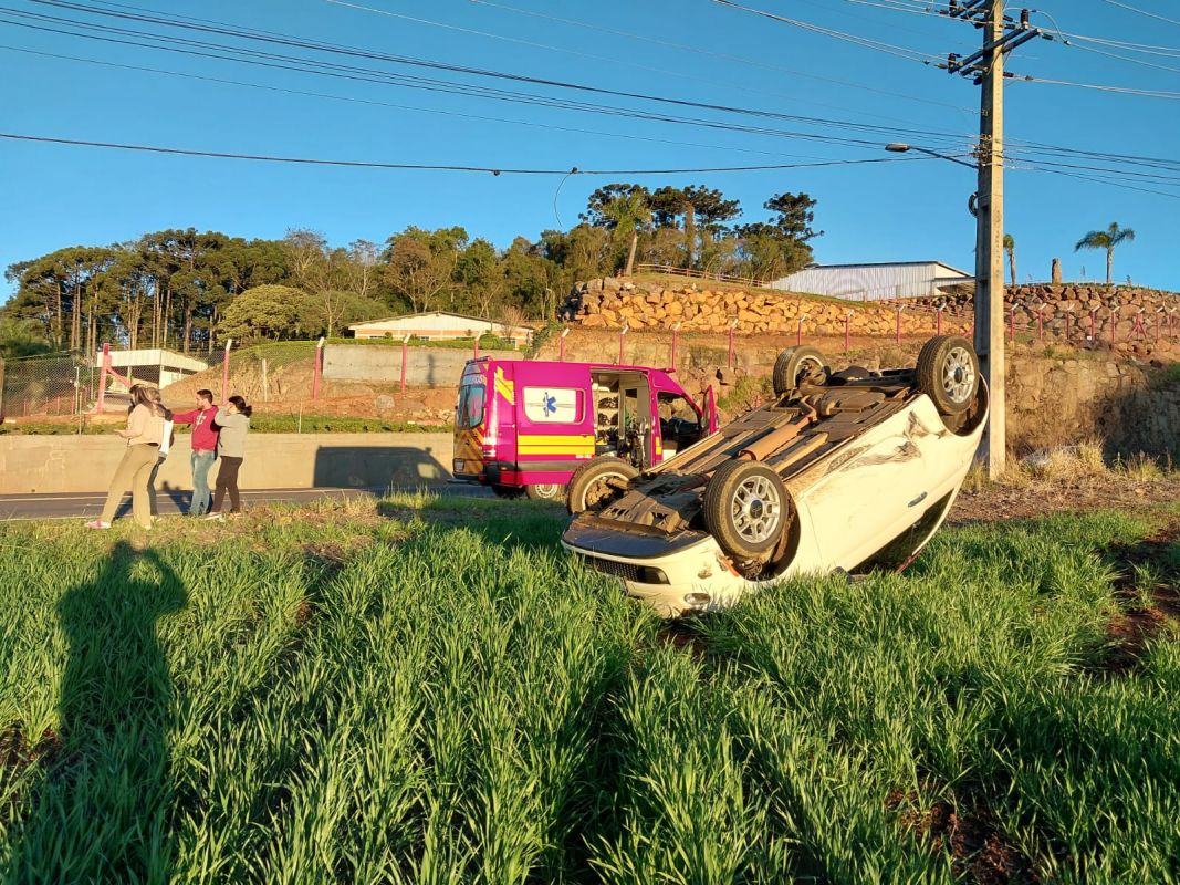  Motorista é socorrido após capotamento de veículo no Meio-Oeste
