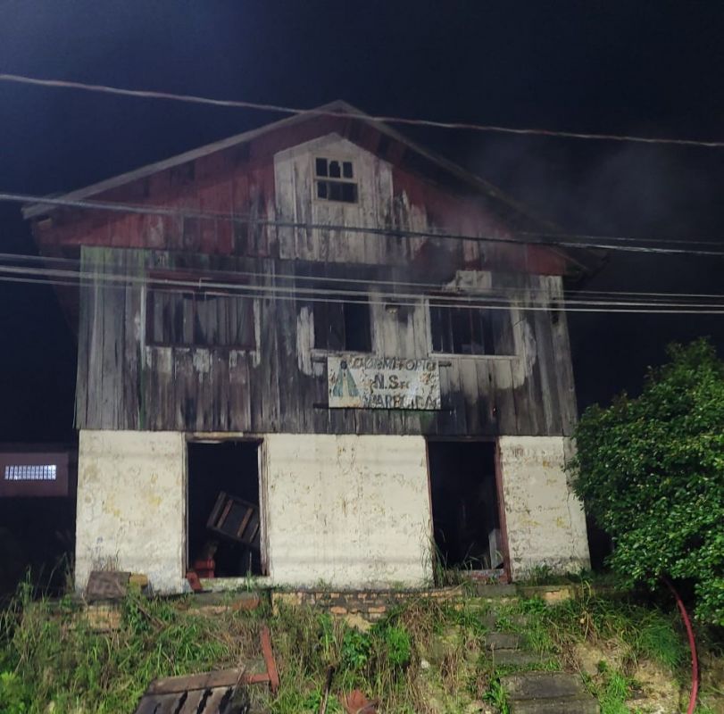Bombeiros combatem incêndio duas vezes na mesma noite em pousada desativada