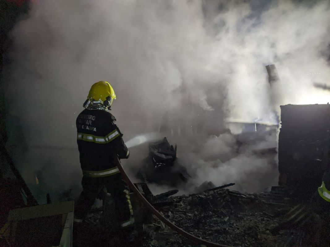 Incêndio de grandes proporções destrói residência nesta madrugada em Joaçaba