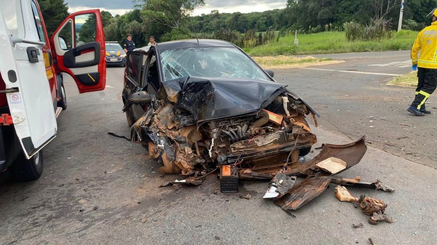 Três pessoas feridas, sendo uma em estado gravíssimo, em acidente na BR-470