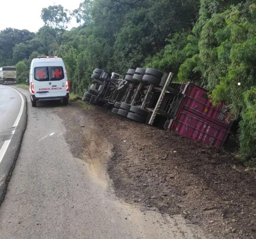 Motorista fica ferido ao tombar caminhão na BR-153 em Vargem Bonita