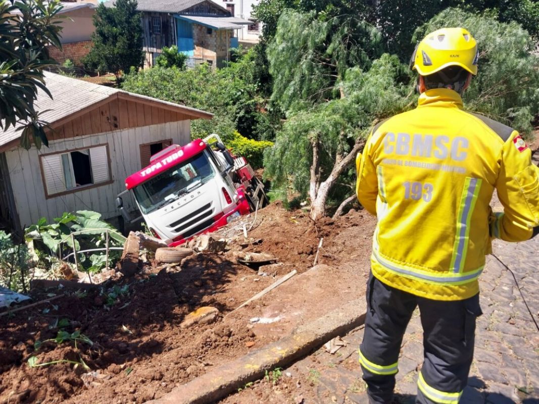 Caminhão sai da pista e atinge casa no Oeste de SC