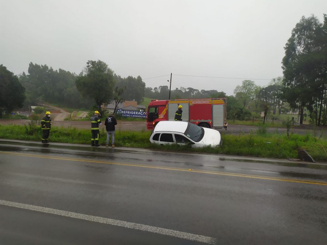 Carro saí da pista na manhã desta sexta na BR 282 em Catanduvas