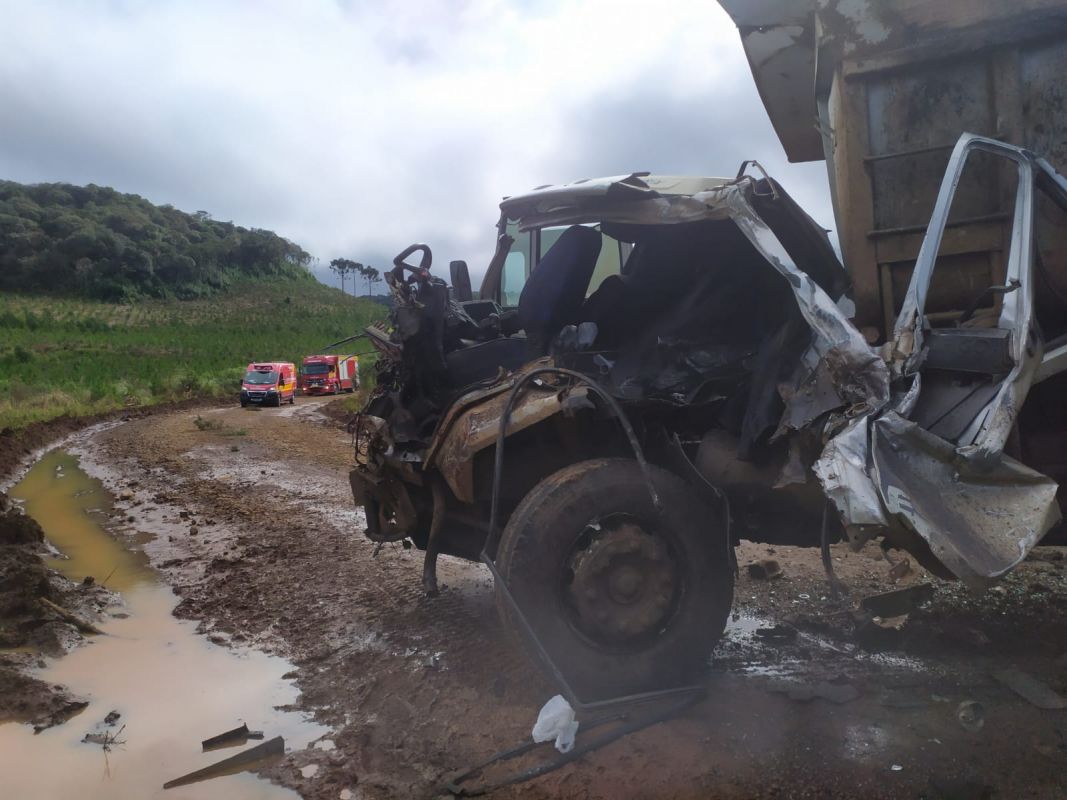 Colisão entre dois caminhões em Vargem Bonito