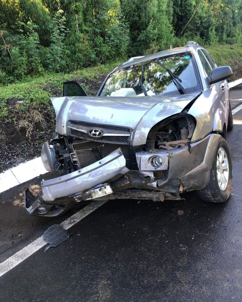  Colisão de carro contra barranco deixa mulher ferida na BR-282