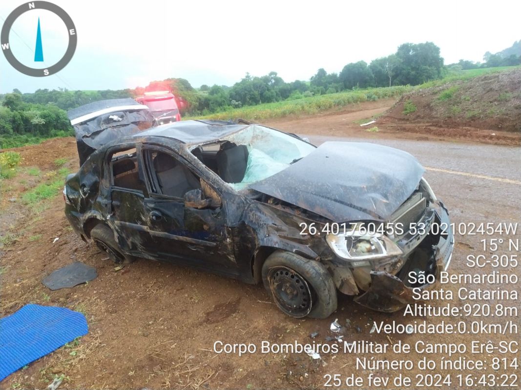  Criança de 7 anos morre após carro em que estava com família sair da pista e capotar