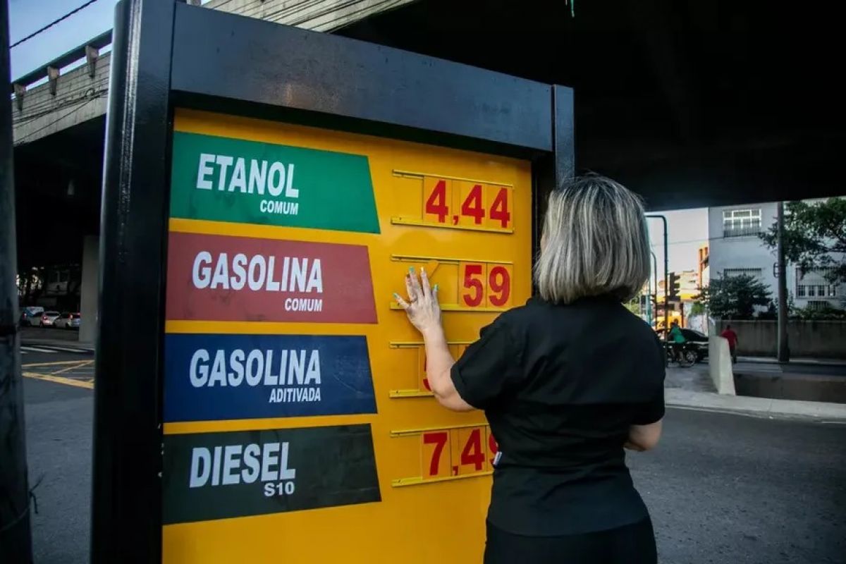 Preço do diesel sobe semana que vem com aumento de imposto; expectativa é de alta de 1,7% na bomba