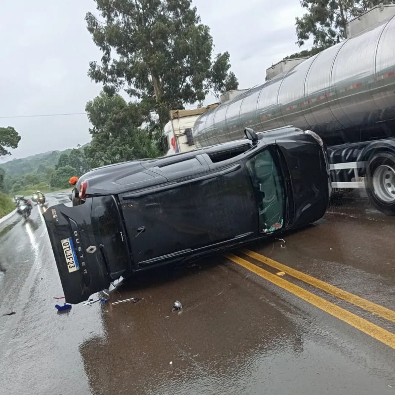 Motorista perde controle da direção e tomba automóvel em Ponte Serrada