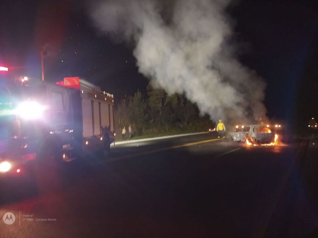 Carro pega fogo após acidente na BR-282 em Campos Novos