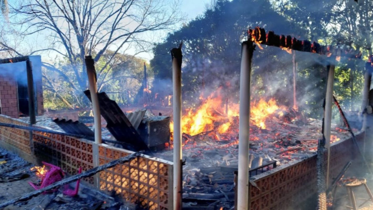 Casa é totalmente destruída por incêndio
