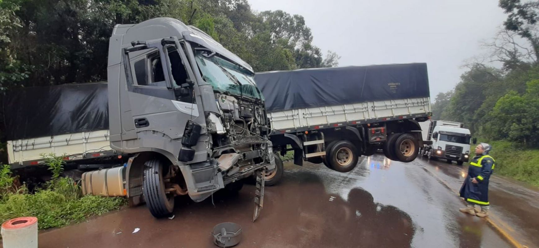Colisão entre carreta e caminhão deixa motorista ferido no Trevão do Irani
