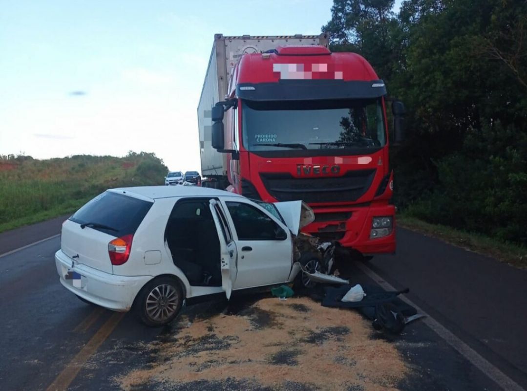 Motorista fica ferido após colisão com caminhão na BR-282