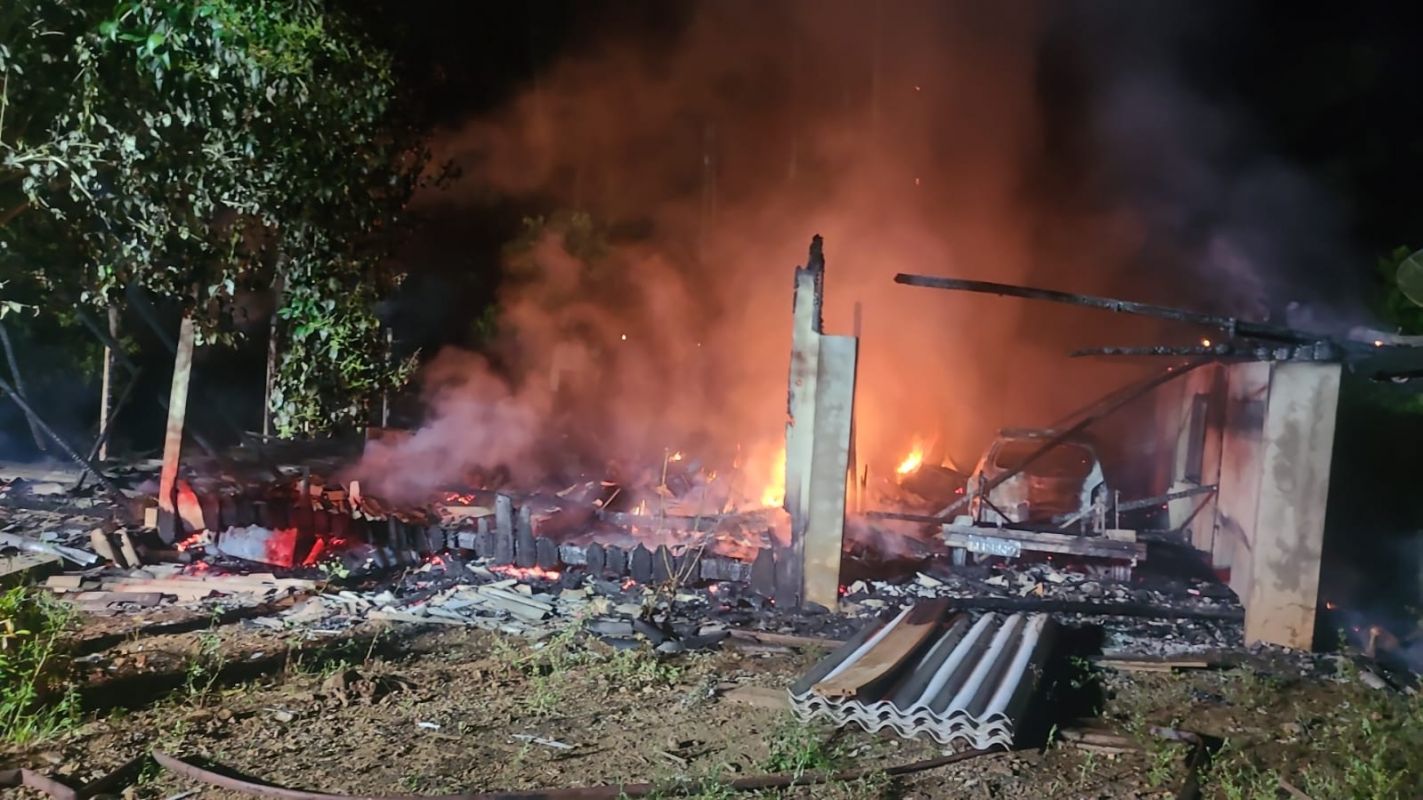 Casa e carro ficam destruídos após incêndio no interior de Água Doce