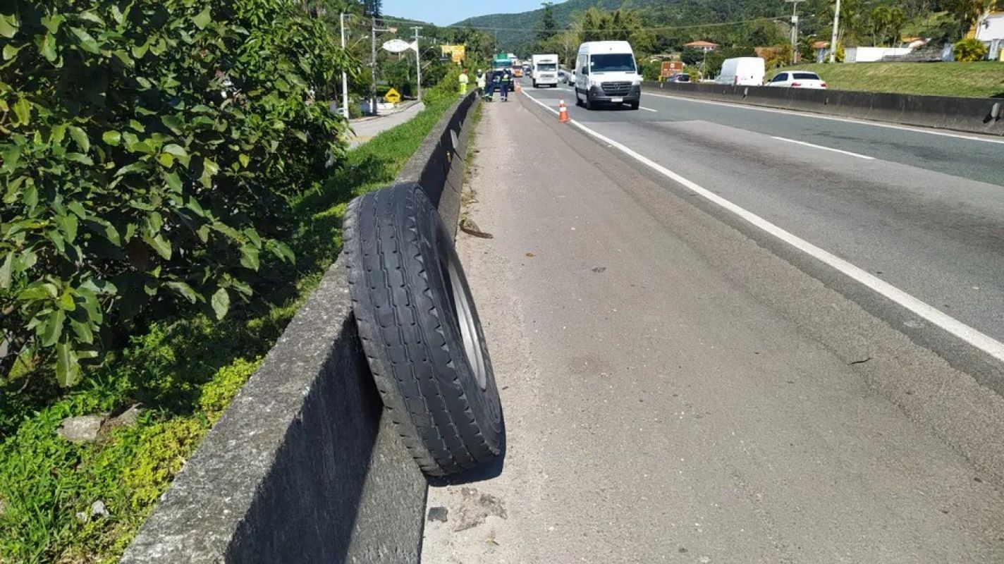 Homem morre após ser atingido por pneu que se soltou de guindaste na BR-101, em SC