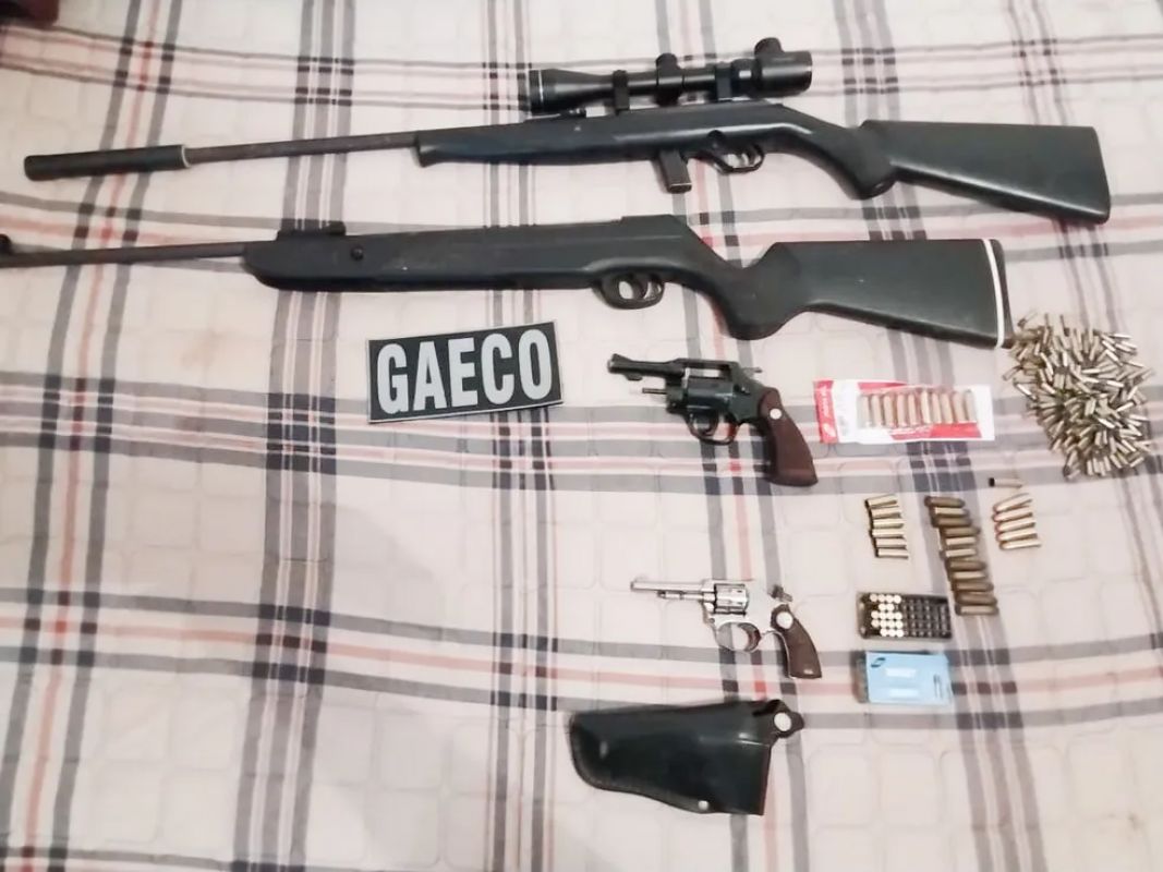 Operação contra venda ilegal de armas prende 25 e cumpre 90 mandados em cidades de SC e PR